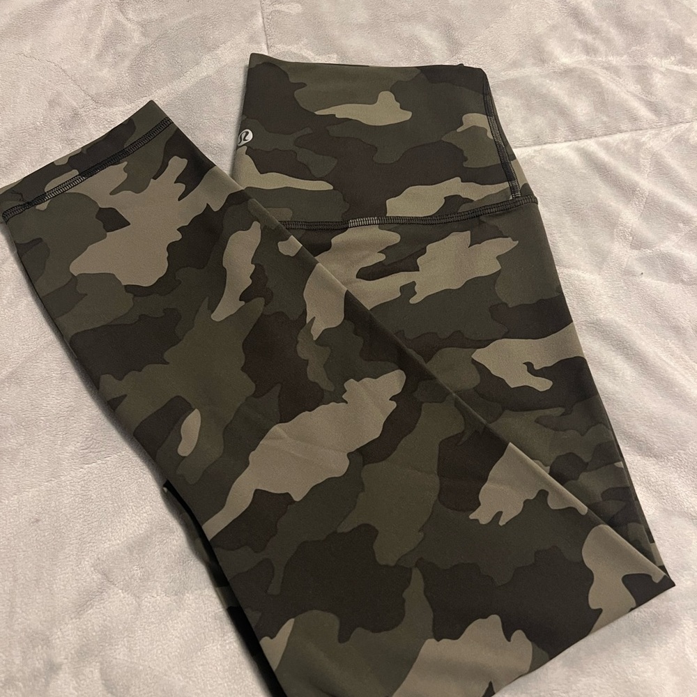 NWOT, Lululemon Camo Green ALIGN HR PANT 23” - Picture 4 of 5